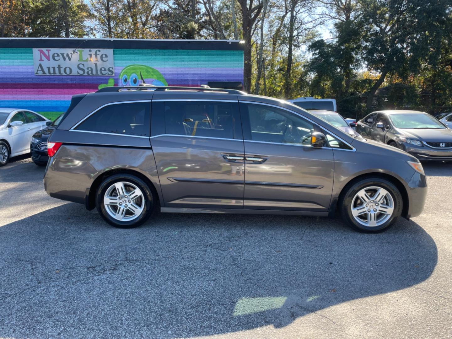 2013 GRAY HONDA ODYSSEY TOURING (5FNRL5H91DB) with an 3.5L engine, Automatic transmission, located at 5103 Dorchester Rd., Charleston, SC, 29418-5607, (843) 767-1122, 36.245171, -115.228050 - Photo#7